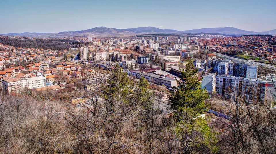 Панорама Перника и Перникской котловины с крепости Кракра
